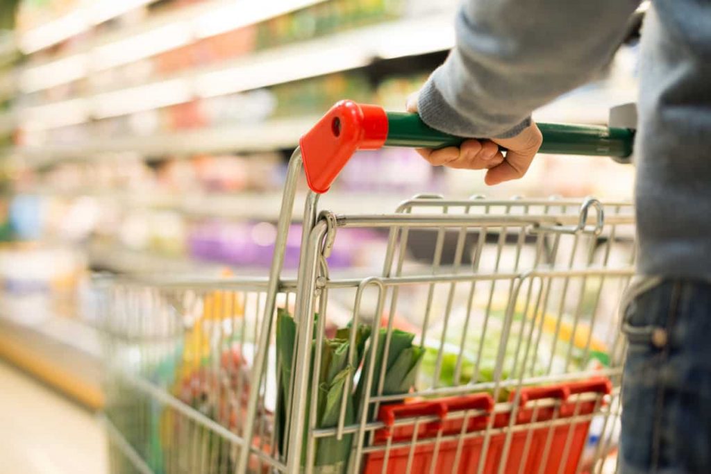 Inflação: Com gasolina cara, mercado de bairro ganha a preferência