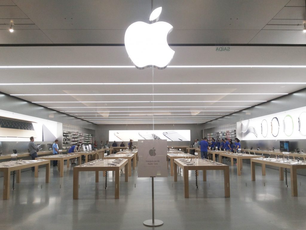 Apple entra em mercado de óculos de realidade virtual para competir com outras marcas