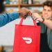 DoorDash compra Deliveroo por US$ 3,86 bi e SevenRooms por US$ 1,2 bi