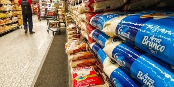 Falta de produtos nas prateleiras cresce em maio, enquanto preço do arroz dispara