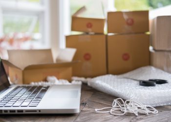Opções de entrega, previsibilidade e prazo curto são fatores mais importantes no e-commerce