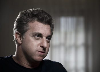 Luciano Huck diz que quer sair de sua zona de conforto e contribuir para o debate