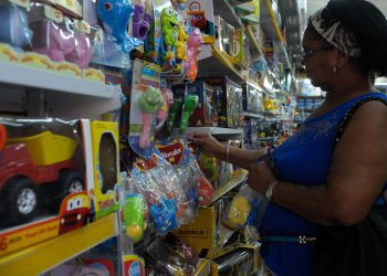 Dia das Crianças movimenta ruas de comércio popular em São Paulo