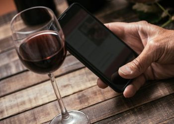 Evino e Deezer criam experiências sensoriais para os consumidores