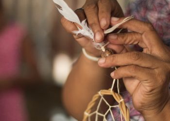 Artesão do Jirau da Amazônia comanda live commerce na Americanas