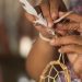Artesão do Jirau da Amazônia comanda live commerce na Americanas