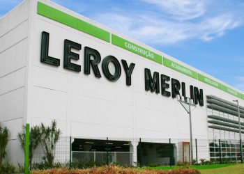 A rede conta com mais de 100 mil itens disponíveis para comercialização, em suas 45 lojas instaladas no Brasil, é a primeira empresa do setor a utilizar o serviço. Com a oferta de autosserviços digitais no menu DialMyApp, o varejista tem a meta de diminuir a propensão para o contato telefônico.