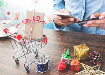 Menos da metade dos brasileiros pretende comprar presentes para si no Natal