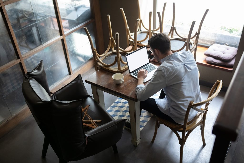 Três em cada quatro empresários do setor de bares e restaurantes estão endividados