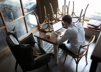 Três em cada quatro empresários do setor de bares e restaurantes estão endividados