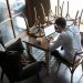 Três em cada quatro empresários do setor de bares e restaurantes estão endividados