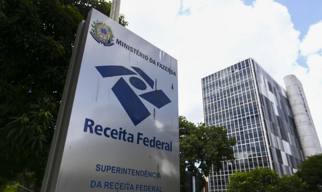 Receita Federal notifica mais de 3 mil empresas para regularização de PIS/Cofins