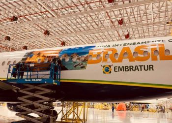 Em parceria com Embratur, Azul adesiva aviões para promover turismo doméstico