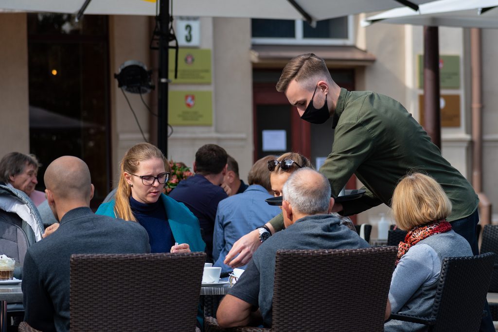 Seis a cada dez bares e restaurantes ainda não retornaram ao nível pré-pandemia