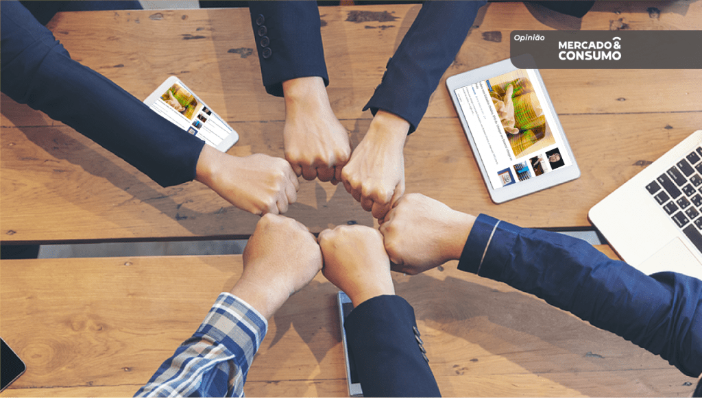 Mãos comemorando sucesso nos negócios simbolizando Ecossistemas de Negócios no Brasil