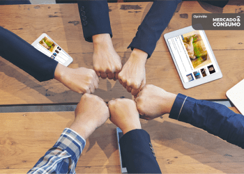 Mãos comemorando sucesso nos negócios simbolizando Ecossistemas de Negócios no Brasil