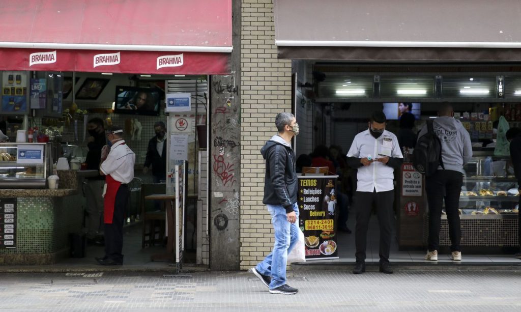 Comércio reabre em fase de transição em São Paulo