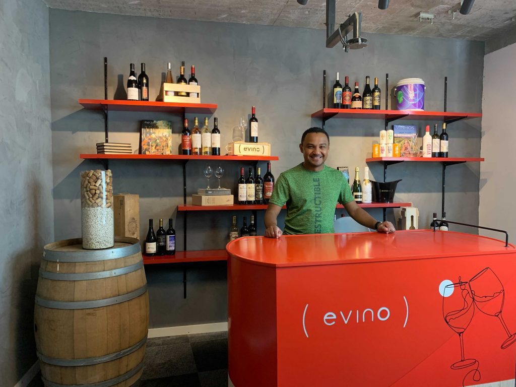 Evino lança loja online para consumidor comprar vinho ao vivo com sommelier