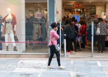 Confiança do comércio cai 5% em setembro e volta ao nível mais baixo desde 2021