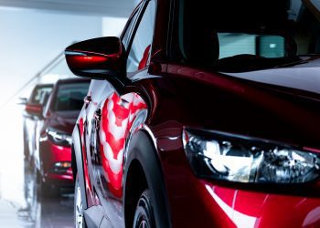 Sem peças, montadoras priorizam carros mais caros