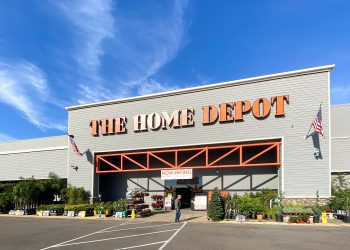Home Depot demite 800 funcionários e anuncia retorno ao trabalho presencial nos EUA