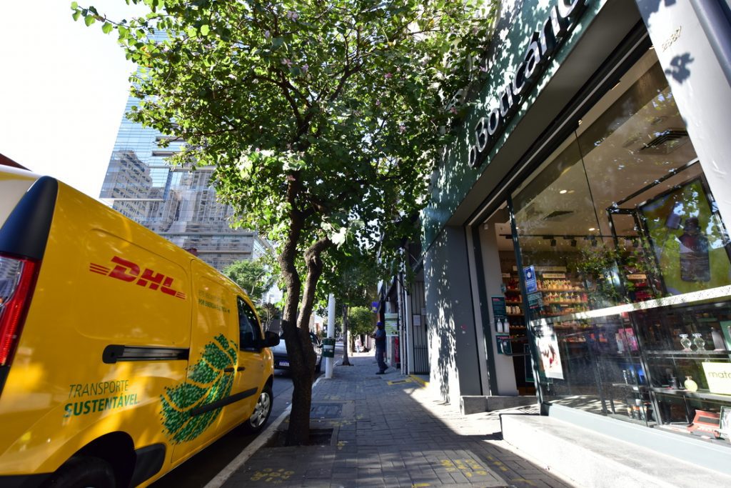 Boticário fecha parceria com a DHL para fazer entregas com veículos elétricos