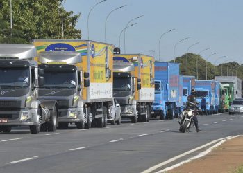 Caminhoneiros dizem que governo não resolve problema do diesel e falam em greve