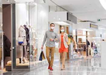Consumidor brasileiro está retornando às lojas físicas, mas está desconfiado com a economia