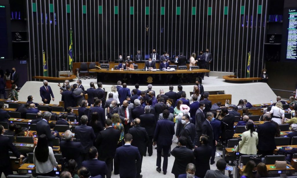 Câmara rejeita destaques e aprova em 2º turno PEC Kamikaze