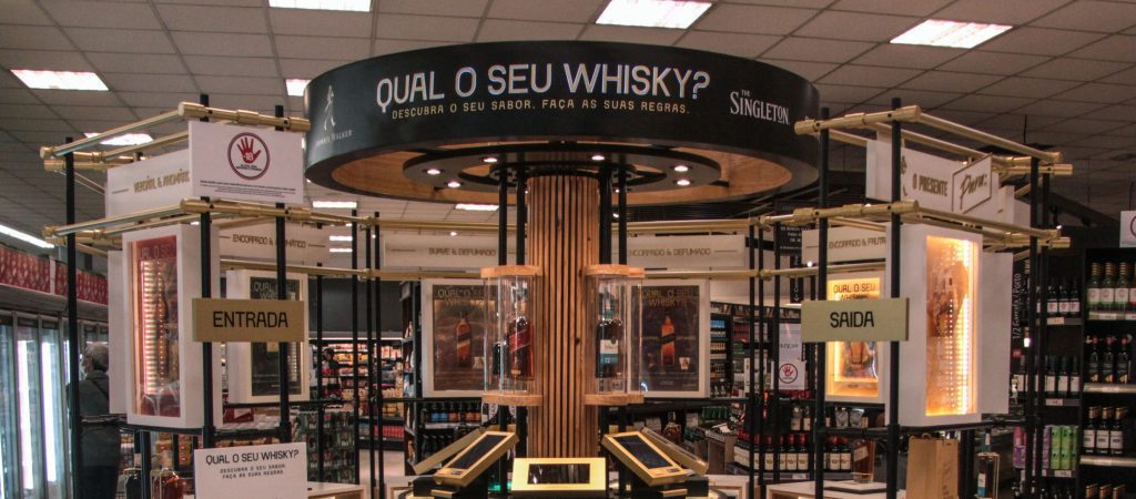 Diageo, dona da Johnnie Walker, aposta no modelo store in store no Brasil