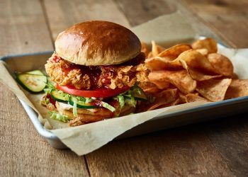 Bloomin' Brands abre 70ª operação de restaurante 100% delivery no Brasil, a Aussie Grill