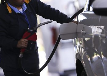 Vilões da inflação em 2021, combustíveis devem se manter estáveis este ano