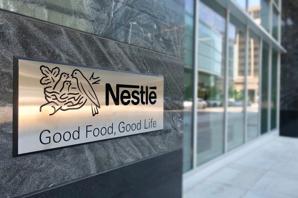 Nestlé registra em 2023 receita de US$ 105,55 bi, recuo de 1,5% ante 2022; lucro cresce 20,9%