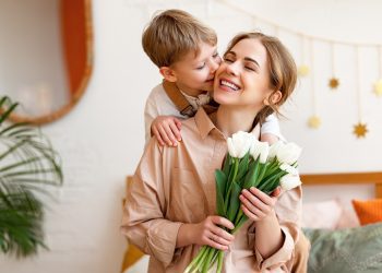 Dia das Mães deve impulsionar vendas no varejo de roupas, flores e cosméticos