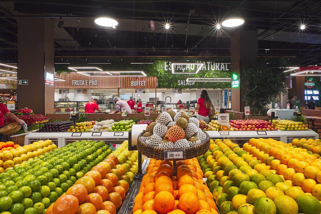 Campanha da rede Hortifruti une selo de desconto a doação de alimentos