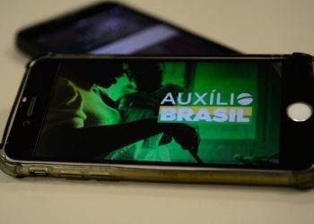 Bolsonaro sanciona lei que garante Auxílio Brasil permanente de no mínimo R$ 400 mensais