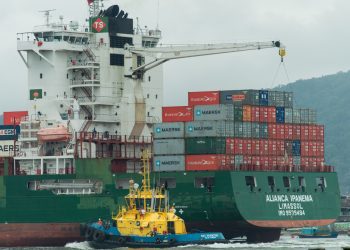 Operação-padrão de auditores federais causa fila no Porto de Santos