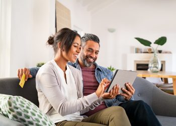 Pessoas com mais de 50 anos aderem às compras online e geram faturamento de R$ 29,5 bi em 2021