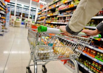 Em maio, as famílias paulistanas continuaram menos propensas às compras. O Índice de Intenção de Consumo das Famílias (ICF), que mede a tendência dos lares de consumir no curto e no médio prazos, n