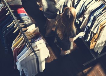 Puxado pelo setor de roupas, consumo das classes C e D cresce 2% em maio