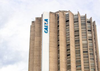 Caixa entra com ação contra Pedro Guimarães para reaver R$ 45 mil em celulares funcionais