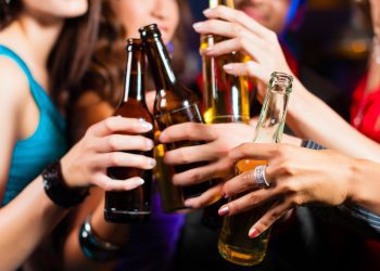 Consumo de cerveja fora do lar se aproxima dos níveis pré-pandemia no Brasil