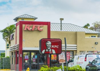 EUA: redes de fast food se unem para derrubar lei da Califórnia sobre novo mínimo