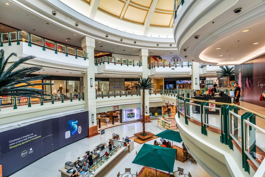 Vendas em shopping centers crescem 13,5% em setembro, diz Abrasce Público de shoppings no Brasil está 20% abaixo do pré-pandemia