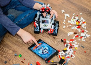 Disney, LEGO e Positivo selecionam escolas públicas para receberem materiais de robótica