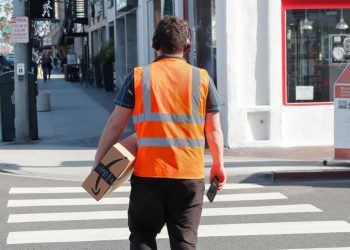Amazon confirma 'lay-off' maior que o previsto e diz que cortará 18 mil empregos
