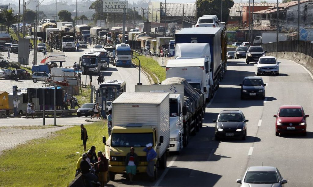 Caminhoneiros e taxistas recebem auxílio nesta terça-feira