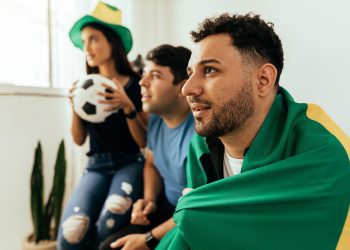 Brasileiros vão assistir aos jogos da Copa do Mundo em casa
