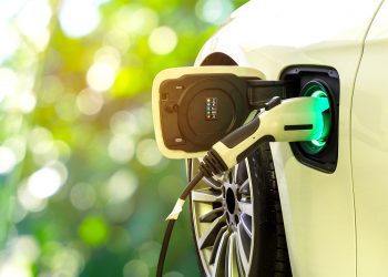 Uso de carro elétrico vira problema com poucos locais de 'abastecimento'