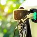 Uso de carro elétrico vira problema com poucos locais de 'abastecimento'